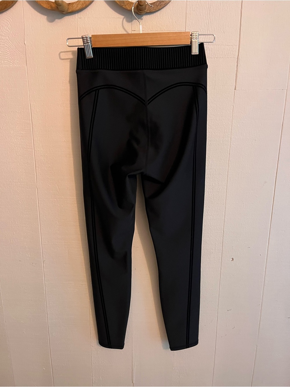 ALO Yoga Airlift High-Waist 7/8 Line Up Leggings in Black - Picture 8 of 11